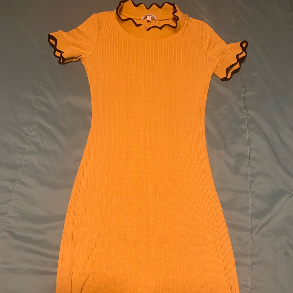 yellow dress